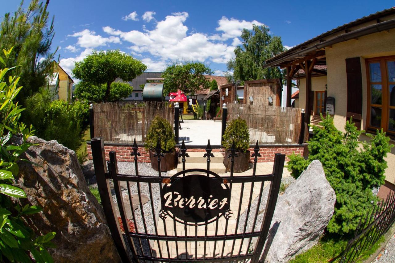 Apartmany Berries Valca Bagian luar foto